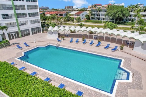 Condo in North Miami, Florida, 2 bedrooms  № 2011114 - photo 29