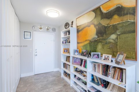 Condo in North Miami, Florida, 2 bedrooms  № 2011114 - photo 14