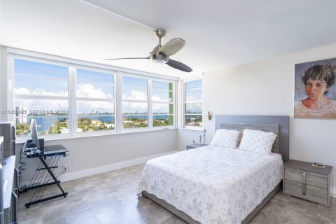 Condo in North Miami, Florida, 2 bedrooms  № 2011114 - photo 19