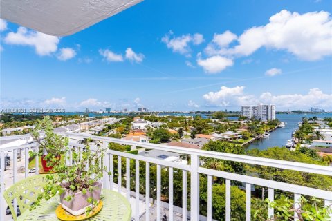 Condo in North Miami, Florida, 2 bedrooms  № 2011114 - photo 3