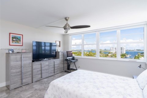 Condo in North Miami, Florida, 2 bedrooms  № 2011114 - photo 18