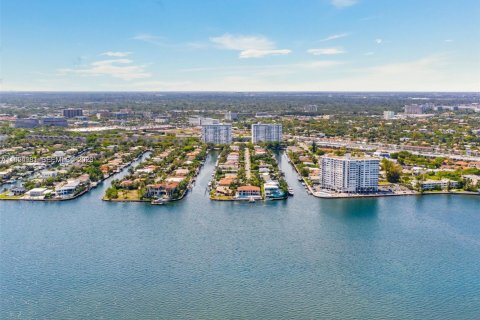 Condo in North Miami, Florida, 2 bedrooms  № 2011114