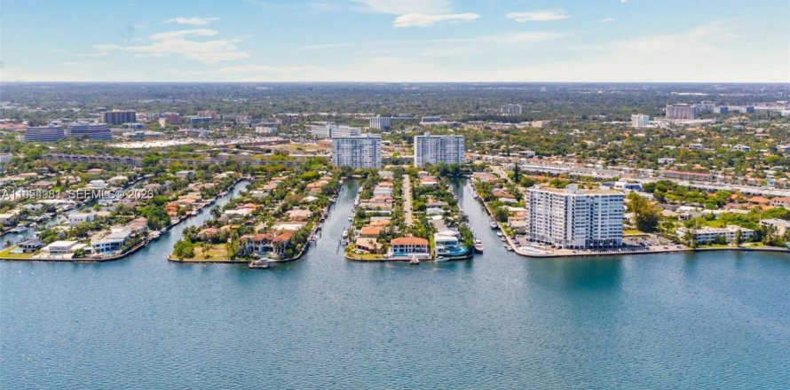 Condo in North Miami, Florida, 2 bedrooms  № 2011114