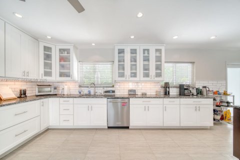 House in Palmetto Bay, Florida 5 bedrooms № 2066511 - photo 16