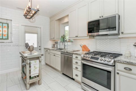 Commercial property in Hollywood, Florida № 2003713 - photo 4