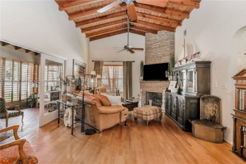 Commercial property in Hollywood, Florida № 2003713 - photo 13