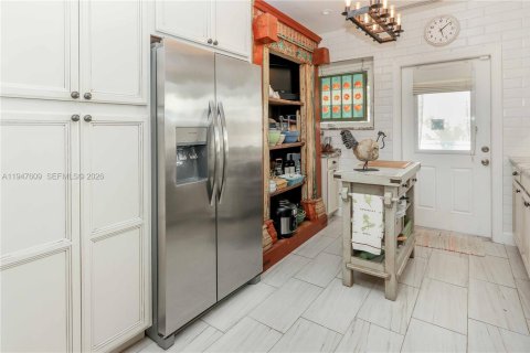 Commercial property in Hollywood, Florida № 2003713 - photo 5