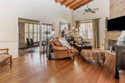 Commercial property in Hollywood, Florida № 2003713 - photo 12