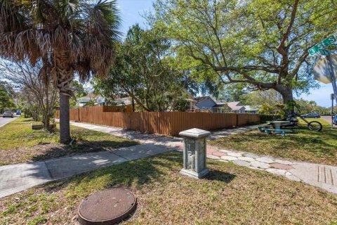 Immobilier commercial à vendre à Saint Petersburg, Floride: 7 chambres, 307.69 m2 № 2388513 - photo 2