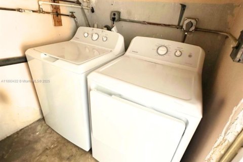 House in Oakland Park, Florida 1 bedroom, 60.39 sq.m. № 2012625 - photo 6