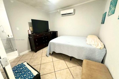 House in Oakland Park, Florida 1 bedroom, 60.39 sq.m. № 2012625 - photo 4