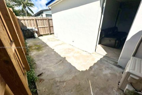 House in Oakland Park, Florida 1 bedroom, 60.39 sq.m. № 2012625 - photo 5