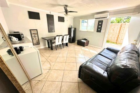 House in Oakland Park, Florida 1 bedroom, 60.39 sq.m. № 2012625 - photo 2