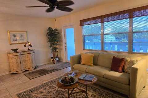 Condo in Deerfield Beach, Florida, 1 bedroom № 2178065 - photo 2