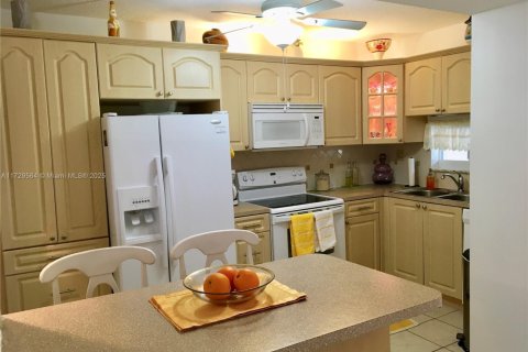 Copropriété à louer à Pembroke Pines, Floride: 2 chambres, 108.7 m2 № 1985228 - photo 3