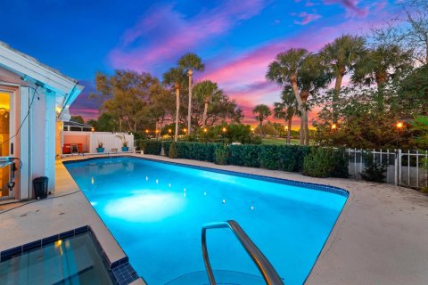 House in West Palm Beach, Florida 3 bedrooms, 210.98 sq.m. № 2268368