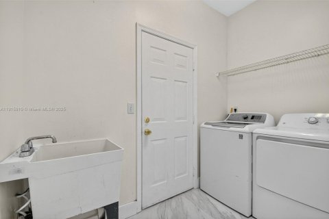 Casa en venta en Royal Palm Beach, Florida, 5 dormitorios, 250.19 m2 № 1970594 - foto 19