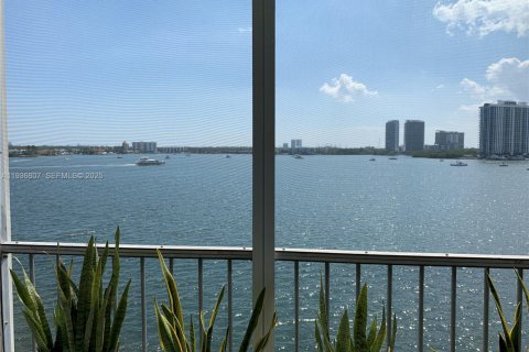 Condo in Aventura, Florida, 1 bedroom № 1994959 - photo 14