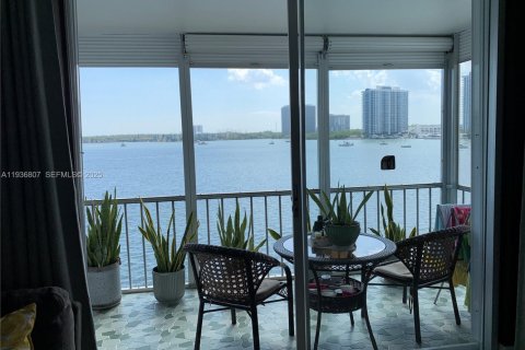 Condo in Aventura, Florida, 1 bedroom № 1994959 - photo 5