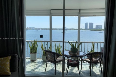 Condo in Aventura, Florida, 1 bedroom № 1994959 - photo 15