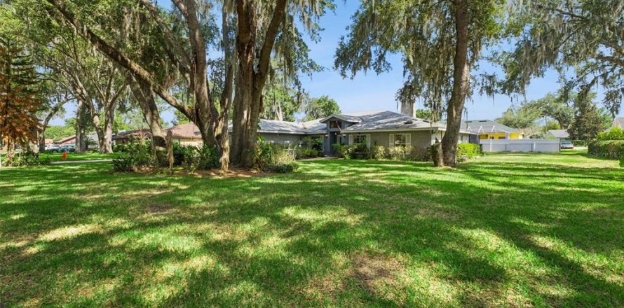 House in Lakeland, Florida 3 bedrooms, 215.72 sq.m. № 2198543
