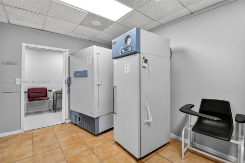 Commercial property in Miami, Florida № 1955673 - photo 12