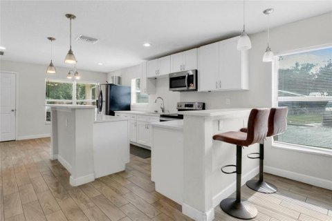 House in Orlando, Florida 3 bedrooms, 127 sq.m. № 2150885 - photo 10