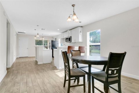 House in Orlando, Florida 3 bedrooms, 127 sq.m. № 2150885 - photo 8