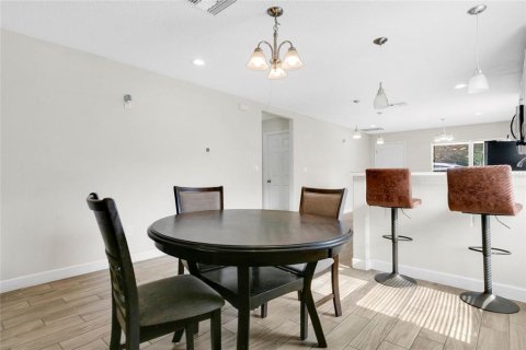 House in Orlando, Florida 3 bedrooms, 127 sq.m. № 2150885 - photo 9