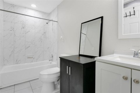 House in Orlando, Florida 3 bedrooms, 127 sq.m. № 2150885 - photo 15