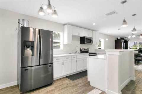 House in Orlando, Florida 3 bedrooms, 127 sq.m. № 2150885 - photo 12