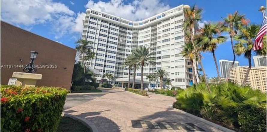 Condominio en Hallandale Beach, Florida, 1 dormitorio № 2033146