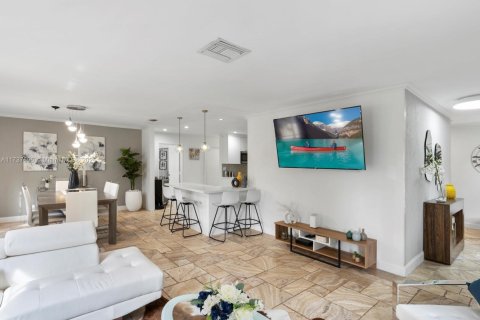 House in Hollywood, Florida 4 bedrooms, 212.19 sq.m. № 1862585 - photo 20