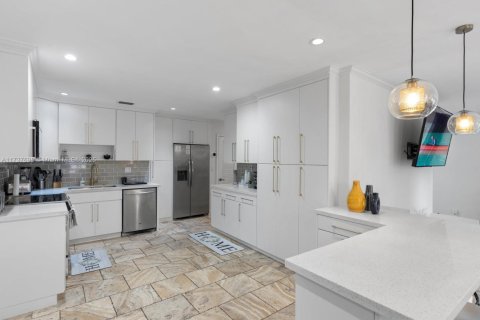 House in Hollywood, Florida 4 bedrooms, 212.19 sq.m. № 1862585 - photo 24