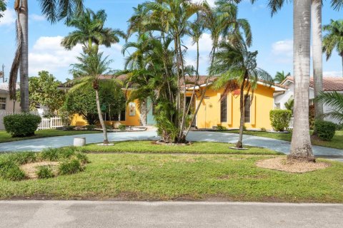 House in Hollywood, Florida 4 bedrooms, 212.19 sq.m. № 1862585 - photo 3