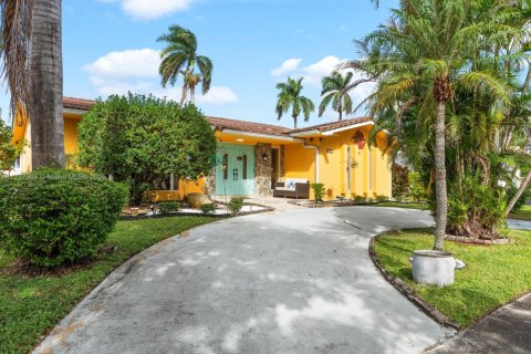 House in Hollywood, Florida 4 bedrooms, 212.19 sq.m. № 1862585 - photo 5