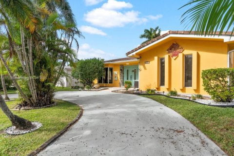 House in Hollywood, Florida 4 bedrooms, 212.19 sq.m. № 1862585 - photo 6