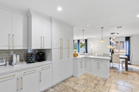 House in Hollywood, Florida 4 bedrooms, 212.19 sq.m. № 1862585 - photo 30