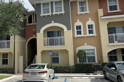 Снять в аренду кондоминиум в Дорал, Флорида 2 спальни, 104.33м2, № 1952684 - фото 1