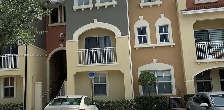 Кондоминиум с 2 спальнями в Дорал, Флорида № 1952684