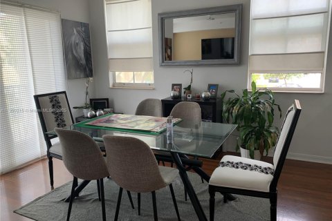 Снять в аренду кондоминиум в Дорал, Флорида 2 спальни, 104.33м2, № 1952684 - фото 3