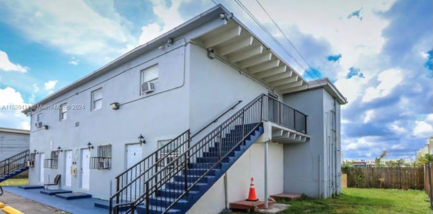 Commercial property in Florida City, Florida № 1984740