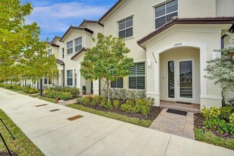 Townhouse in Homestead, Florida 3 bedrooms, 176.14 sq.m. № 1861341 - photo 2
