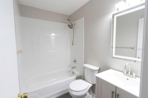 Condo in Zephyrhills, Florida, 2 bedrooms  № 2167495 - photo 10