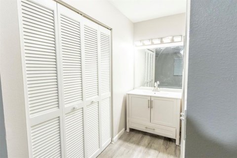 Condo in Zephyrhills, Florida, 2 bedrooms  № 2167495 - photo 14