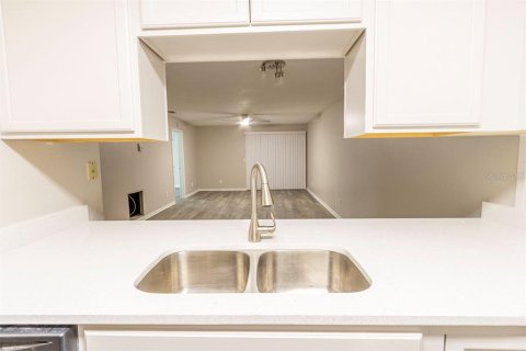 Condo in Zephyrhills, Florida, 2 bedrooms  № 2167495 - photo 5