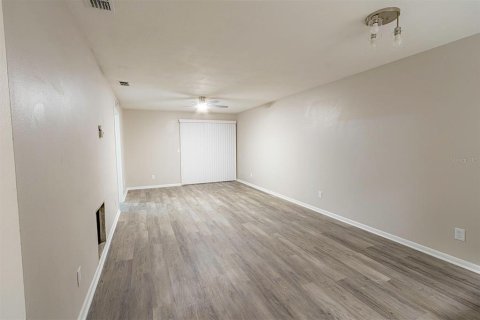 Condo in Zephyrhills, Florida, 2 bedrooms  № 2167495 - photo 6