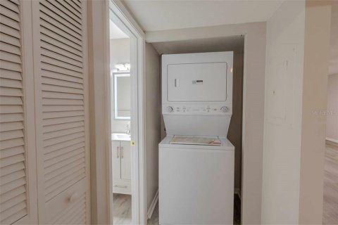 Condo in Zephyrhills, Florida, 2 bedrooms  № 2167495 - photo 11