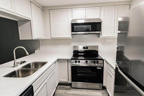 Condo in Zephyrhills, Florida, 2 bedrooms  № 2167495 - photo 4