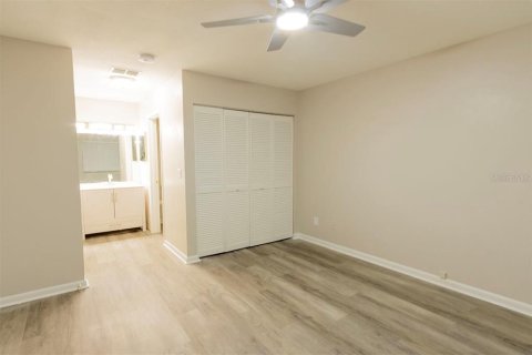 Condo in Zephyrhills, Florida, 2 bedrooms  № 2167495 - photo 12